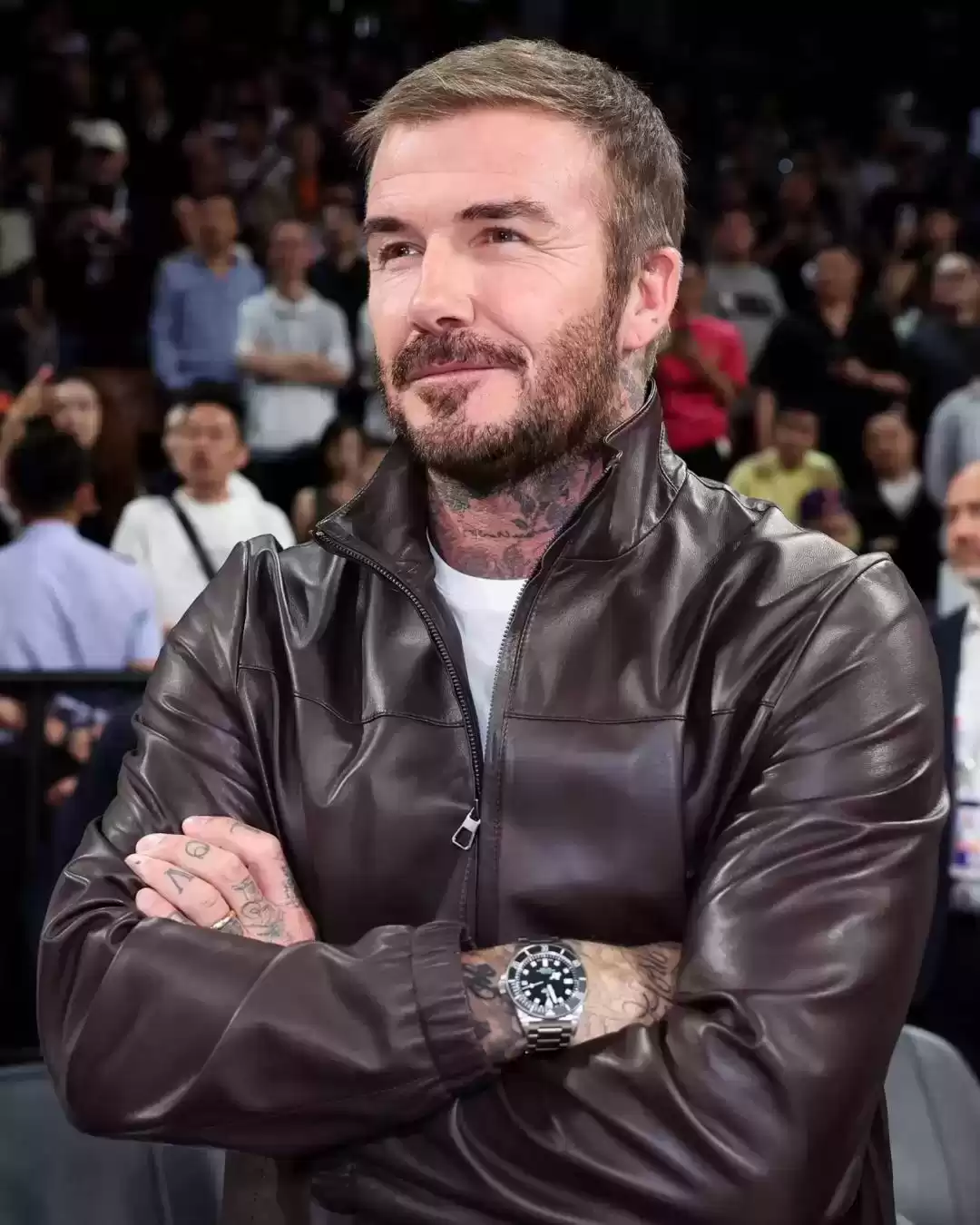 男性设计师视角：大佬观赛穿搭风格对决，马云格子衫、成龙冲锋衣、小贝皮衣谁更出众？