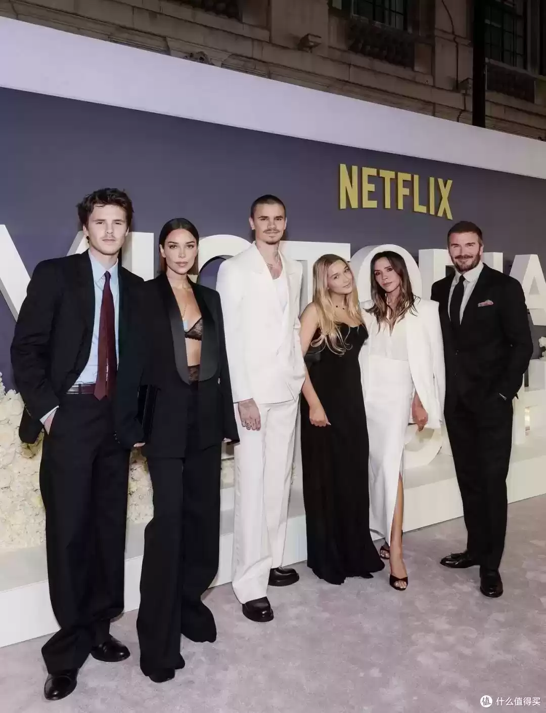 男性设计师视角：大佬观赛穿搭风格对决，马云格子衫、成龙冲锋衣、小贝皮衣谁更出众？