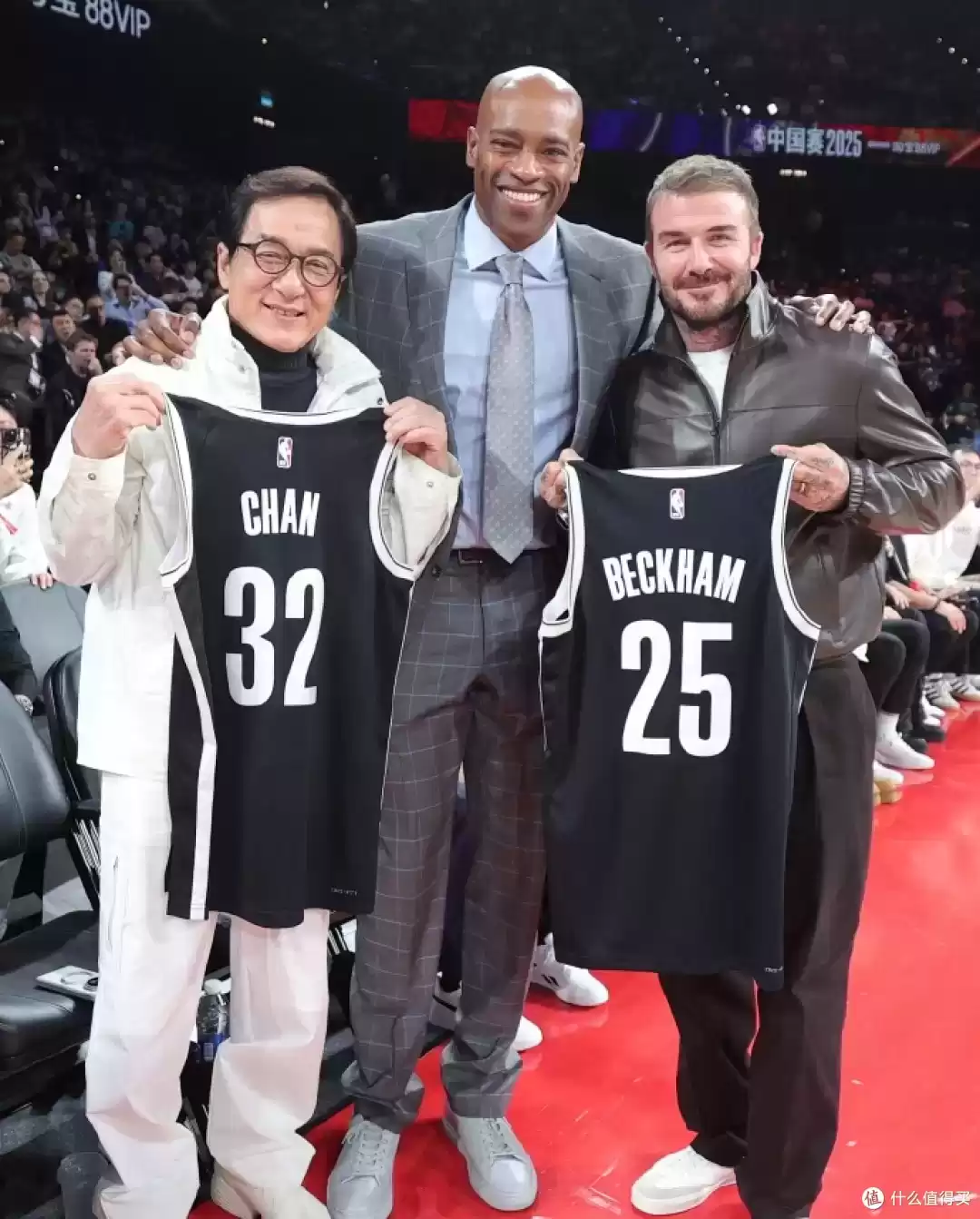 男性设计师视角：大佬观赛穿搭风格对决，马云格子衫、成龙冲锋衣、小贝皮衣谁更出众？