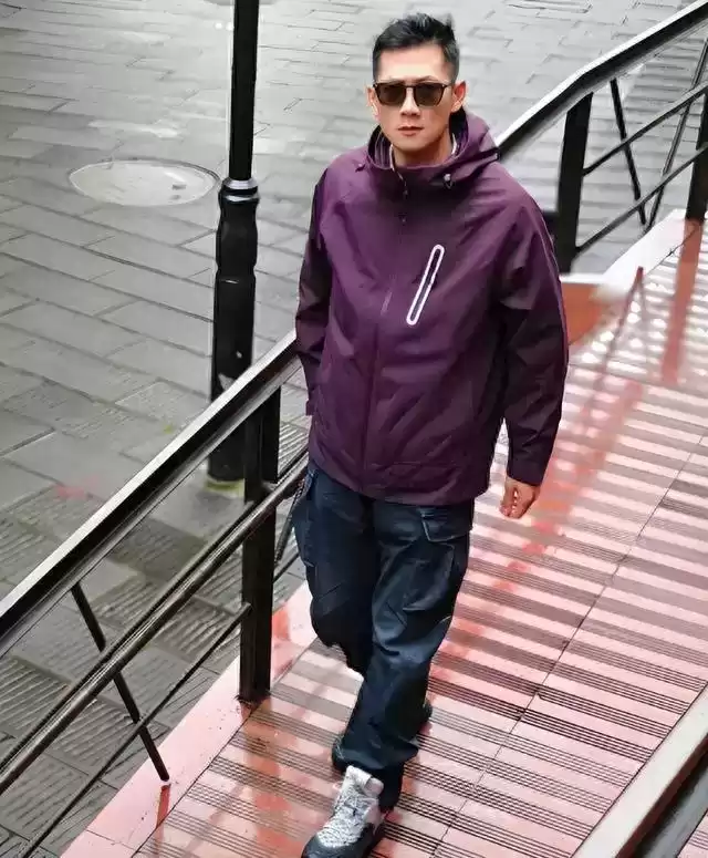 中年男士穿衣搭配图片 冲锋衣+运动鞋，才是中年男人秋冬加分打扮，既暖又帅，谁穿谁帅