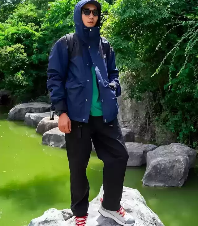 中年男士穿衣搭配图片 冲锋衣+运动鞋，才是中年男人秋冬加分打扮，既暖又帅，谁穿谁帅