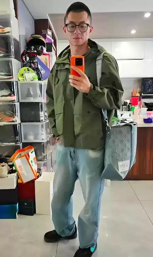 中年男士穿衣搭配图片 冲锋衣+运动鞋，才是中年男人秋冬加分打扮，既暖又帅，谁穿谁帅