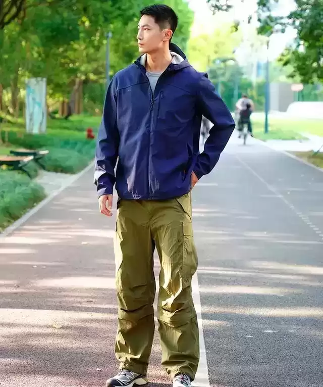 中年男士穿衣搭配图片 冲锋衣+运动鞋，才是中年男人秋冬加分打扮，既暖又帅，谁穿谁帅