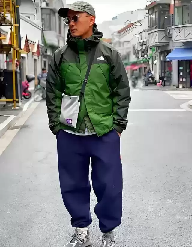 中年男士穿衣搭配图片 冲锋衣+运动鞋，才是中年男人秋冬加分打扮，既暖又帅，谁穿谁帅
