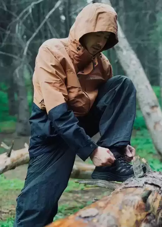 中年男士穿衣搭配图片 冲锋衣+运动鞋，才是中年男人秋冬加分打扮，既暖又帅，谁穿谁帅