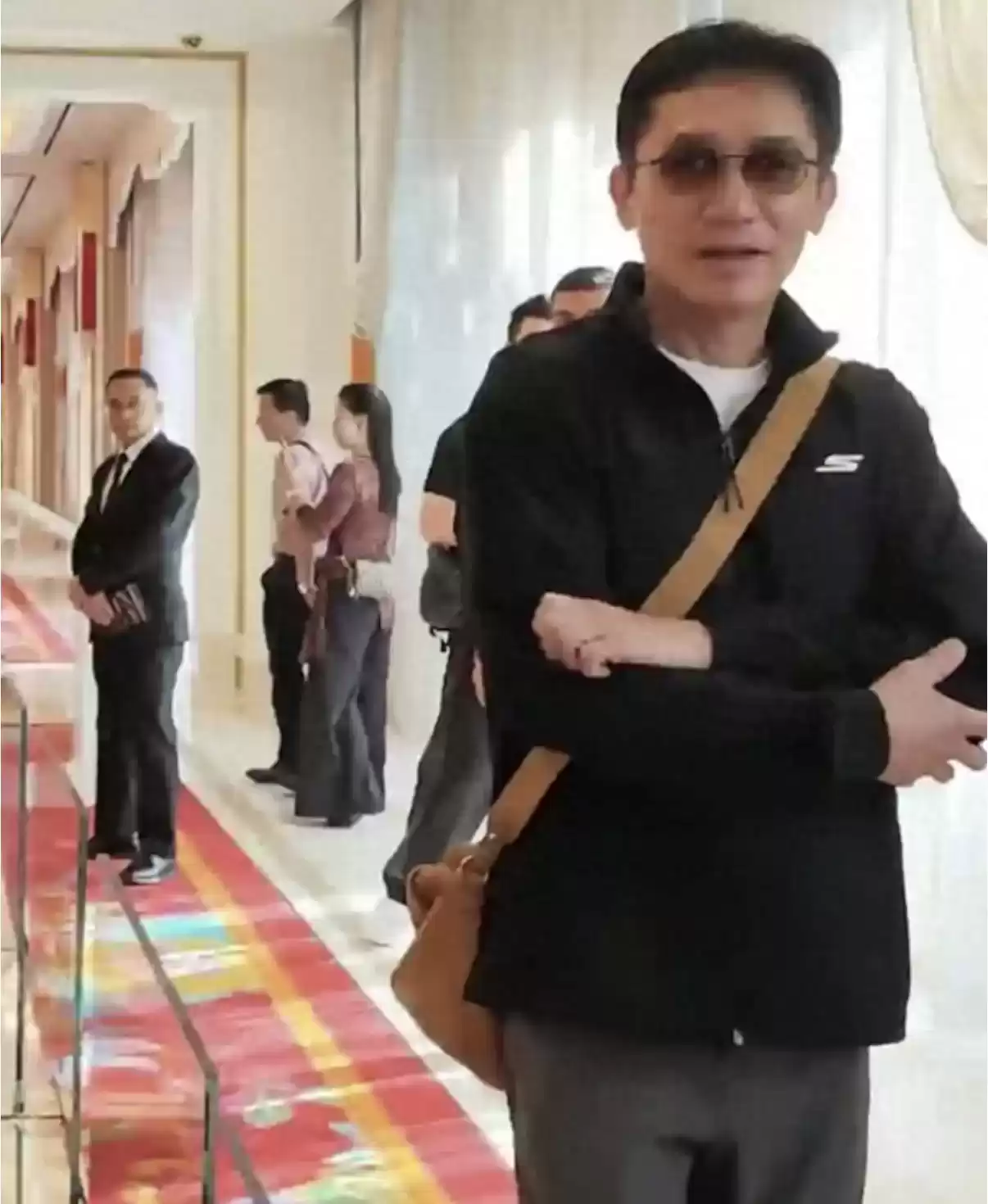 梁朝伟的简约风尚：63岁影帝车展低调试驾，亿万身家坚持开旧车