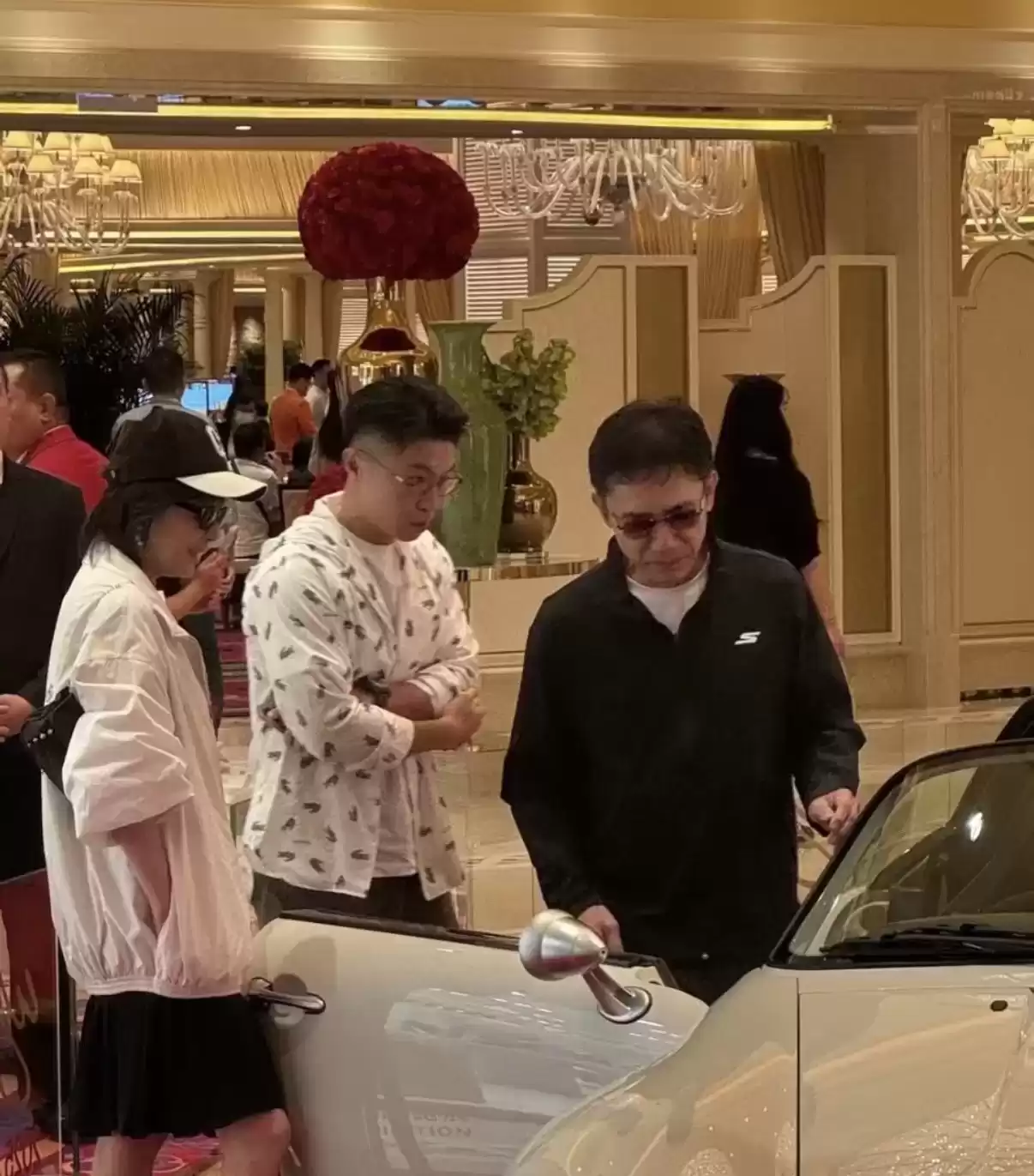 梁朝伟的简约风尚：63岁影帝车展低调试驾，亿万身家坚持开旧车