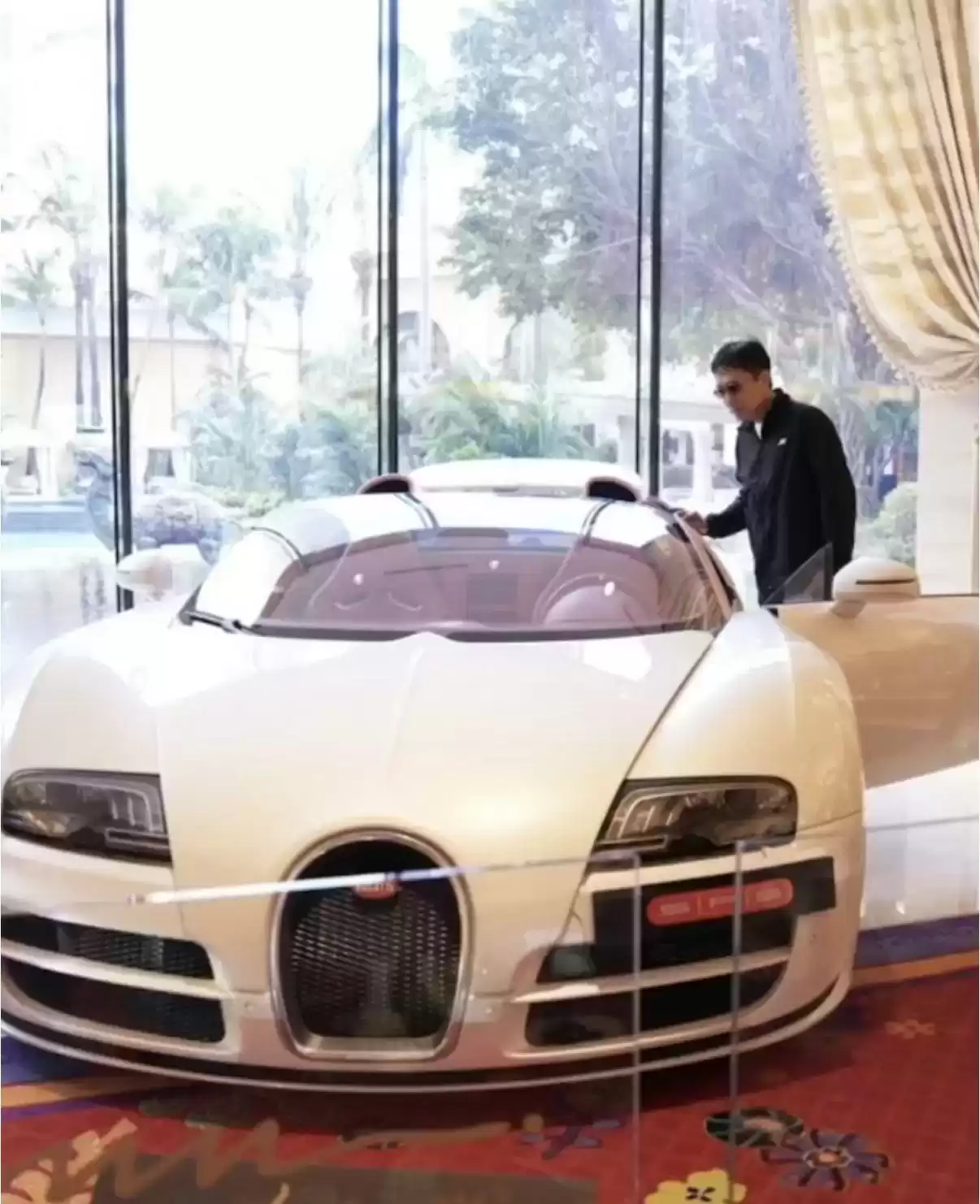 梁朝伟的简约风尚：63岁影帝车展低调试驾，亿万身家坚持开旧车