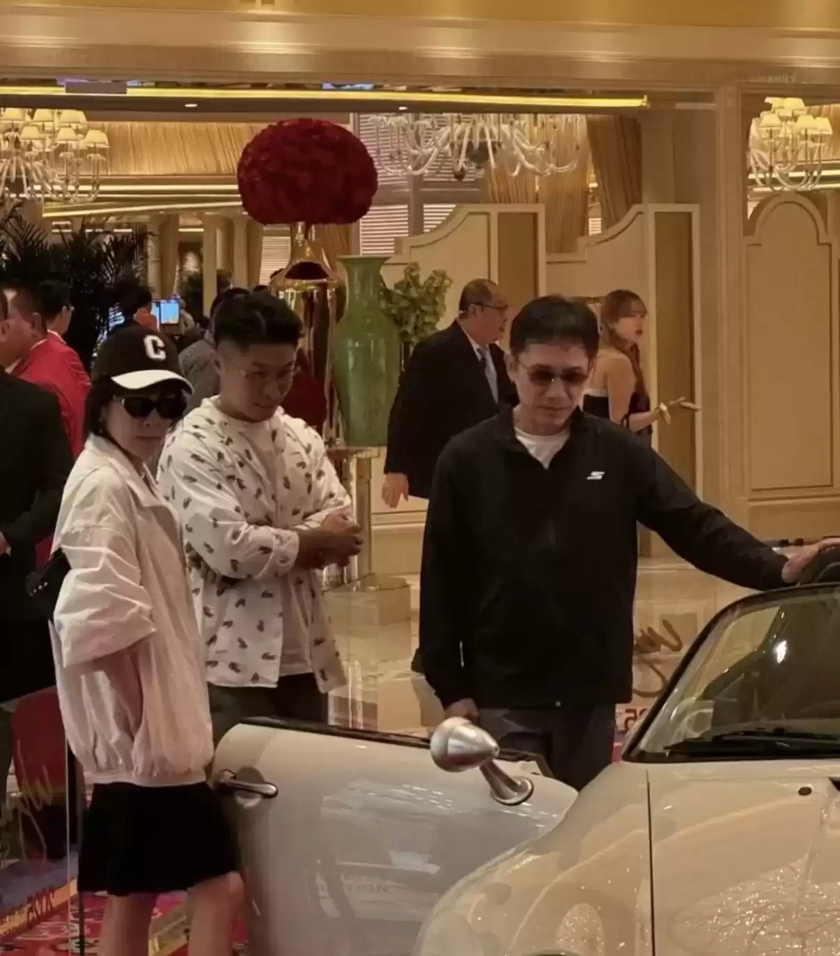 梁朝伟的简约风尚：63岁影帝车展低调试驾，亿万身家坚持开旧车