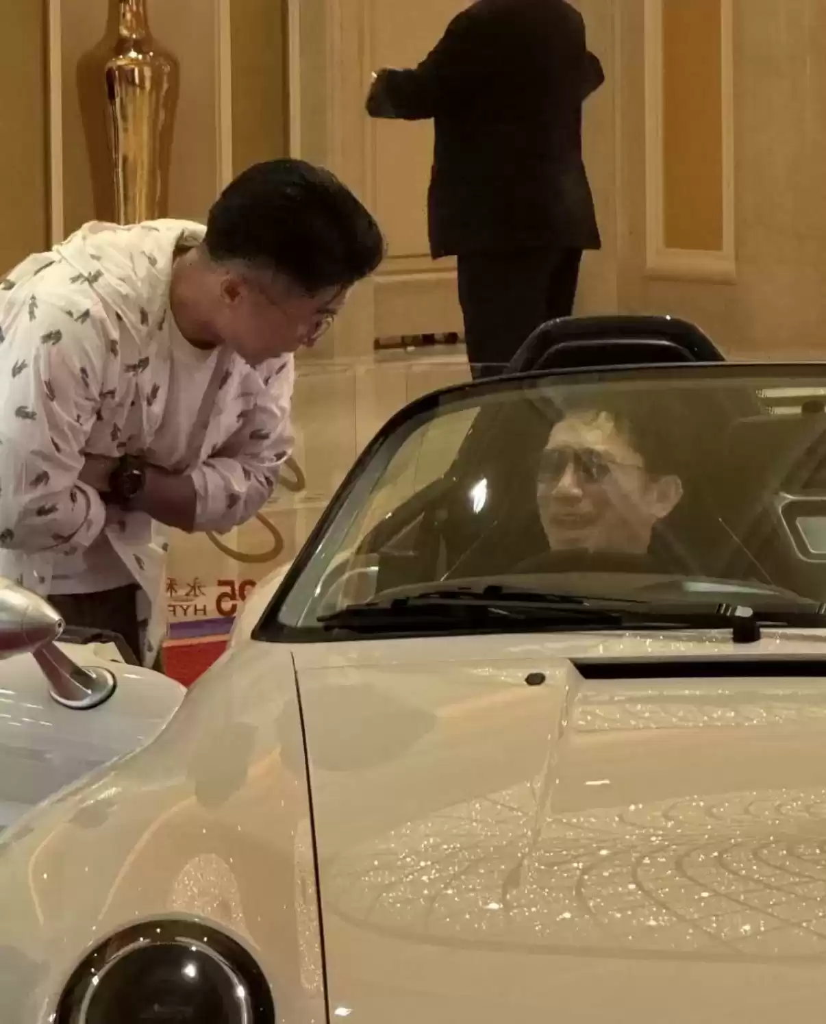 梁朝伟的简约风尚：63岁影帝车展低调试驾，亿万身家坚持开旧车