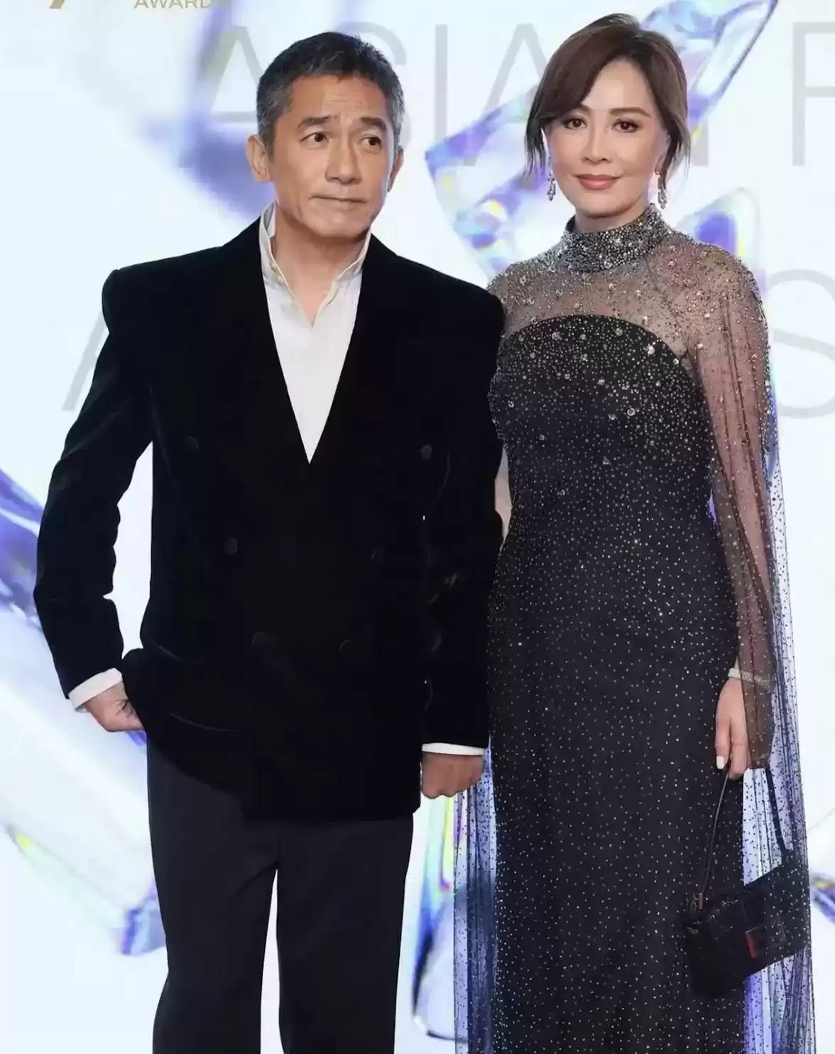 梁朝伟的简约风尚：63岁影帝车展低调试驾，亿万身家坚持开旧车