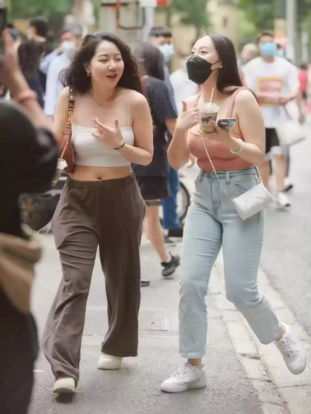 自信穿搭指南：胖女生街头风采，身材不是限制！