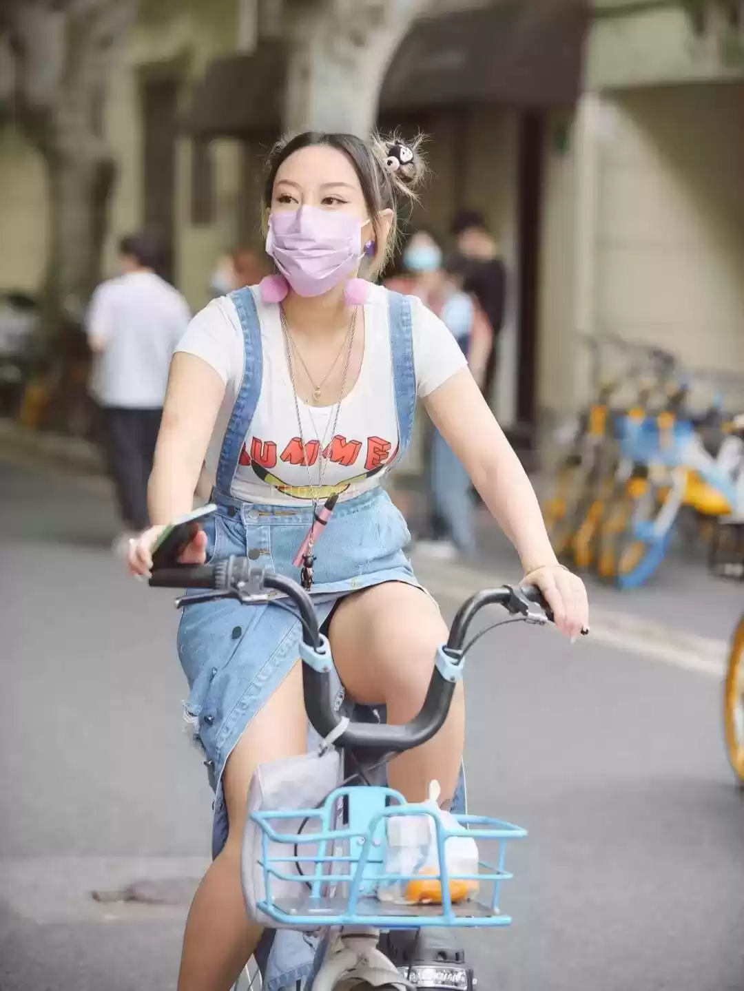 自信穿搭指南：胖女生街头风采，身材不是限制！