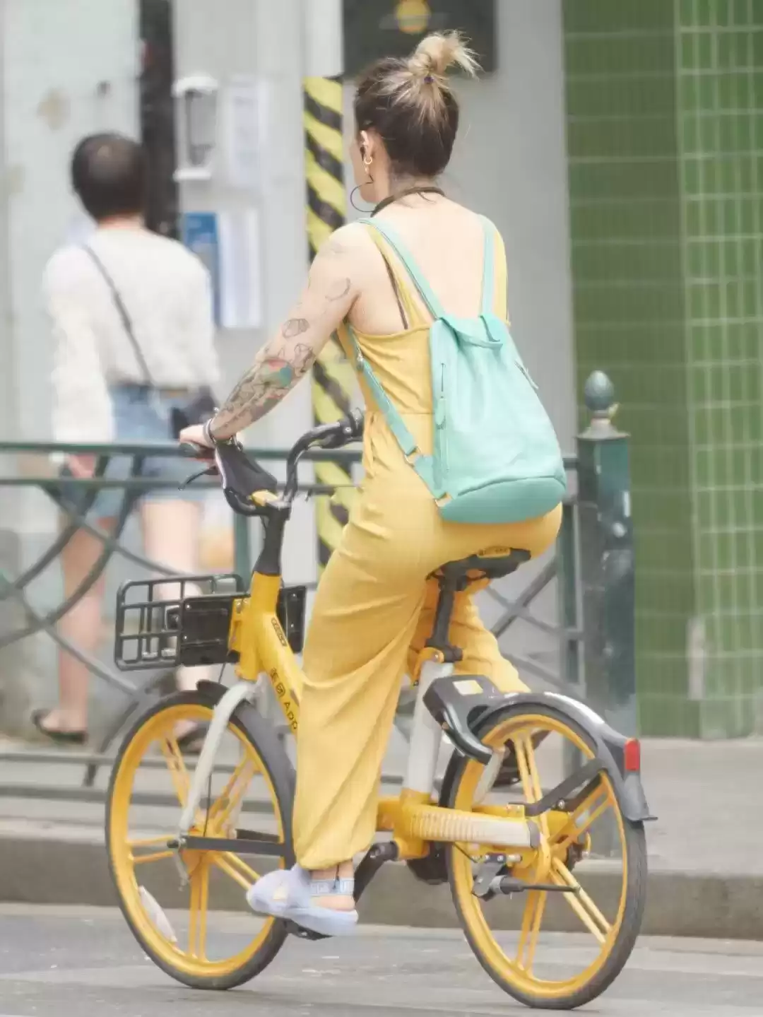 自信穿搭指南：胖女生街头风采，身材不是限制！