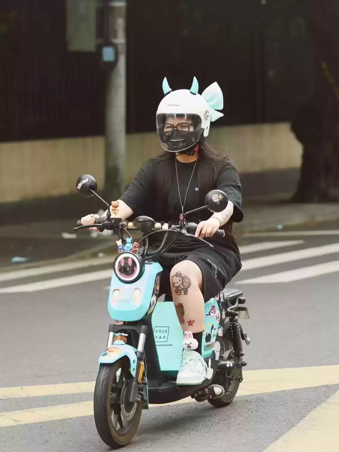 自信穿搭指南：胖女生街头风采，身材不是限制！