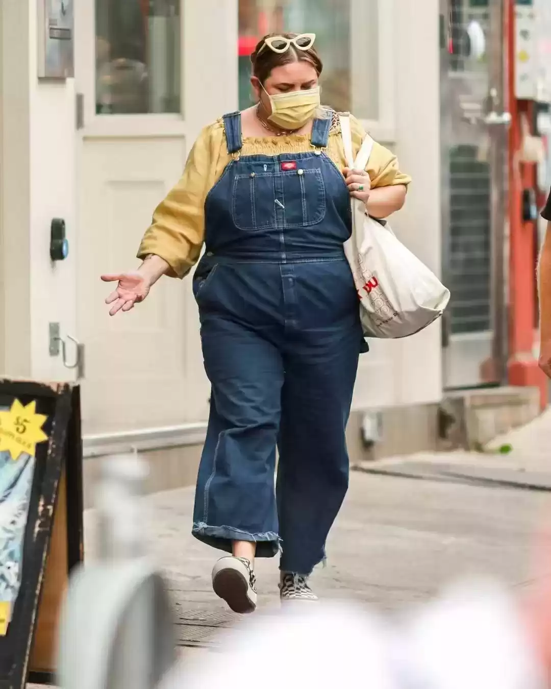 自信穿搭指南：胖女生街头风采，身材不是限制！