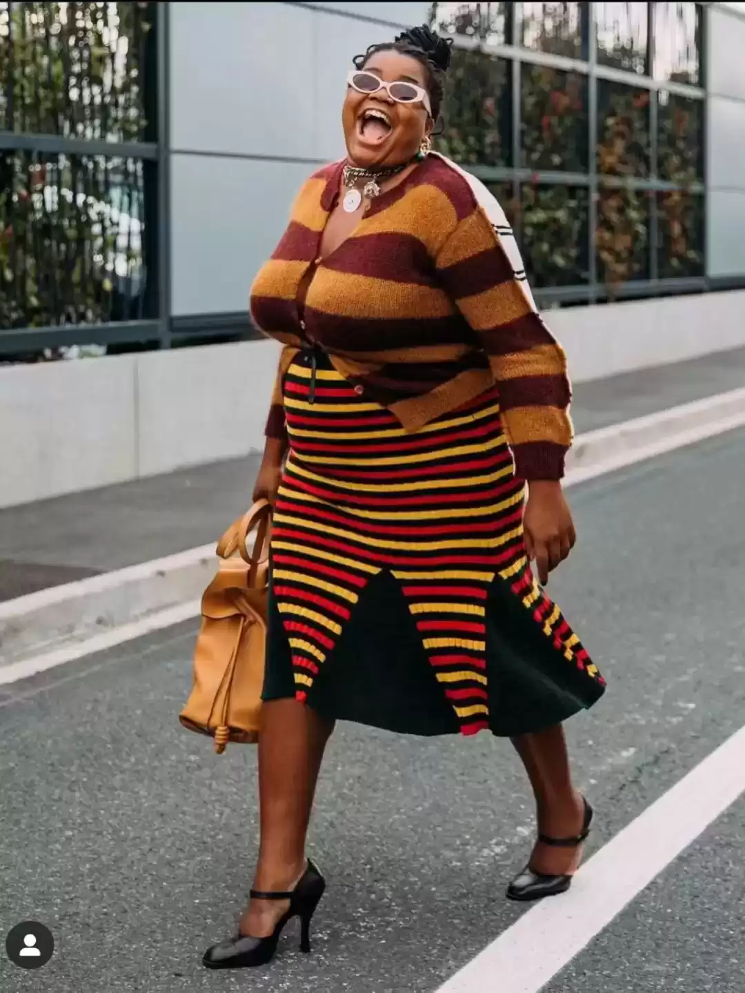 自信穿搭指南：胖女生街头风采，身材不是限制！