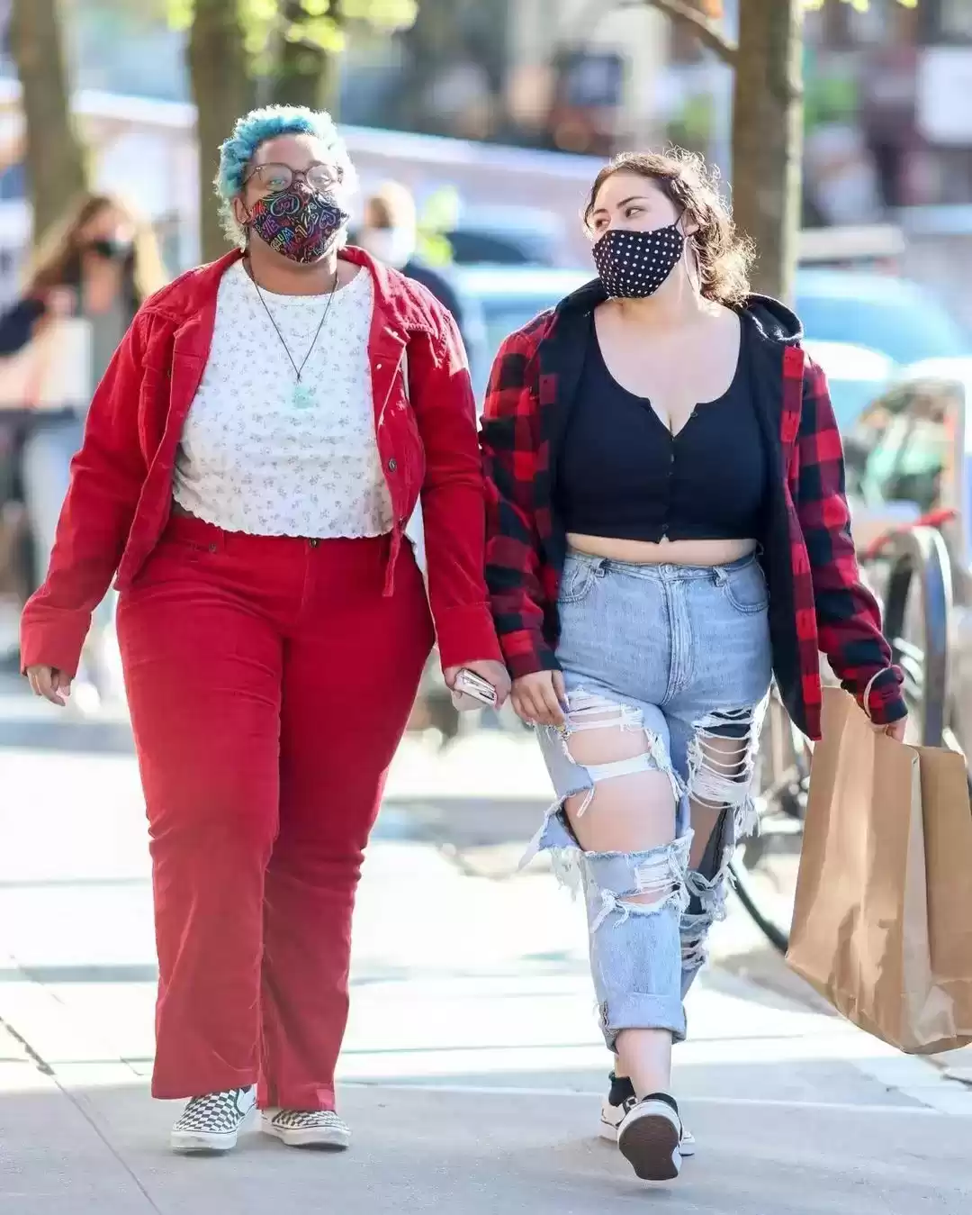 自信穿搭指南：胖女生街头风采，身材不是限制！