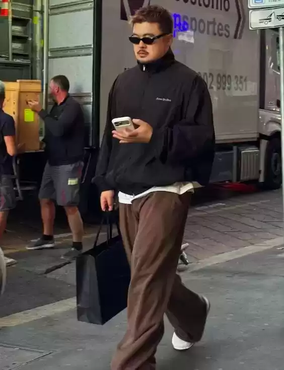 微胖男士穿搭逆袭指南:身材不设限,街拍达人示范矮胖型男养成术 微胖男士穿搭逆袭指南:身材不设限,街拍达人示范矮胖型男养成术