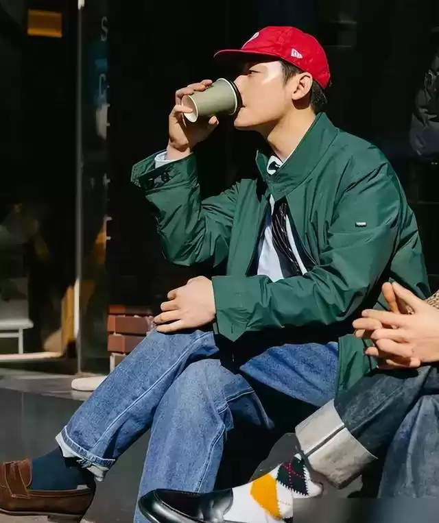 偏瘦男生穿衣搭配指南：夹克与牛仔裤的时尚法则