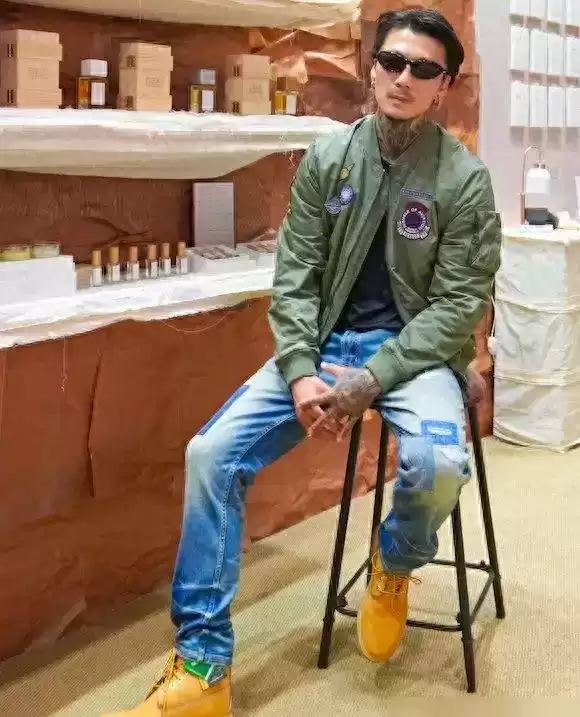 偏瘦男生穿衣搭配指南：夹克与牛仔裤的时尚法则