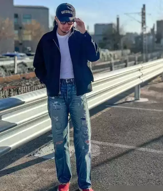 偏瘦男生穿衣搭配指南：夹克与牛仔裤的时尚法则