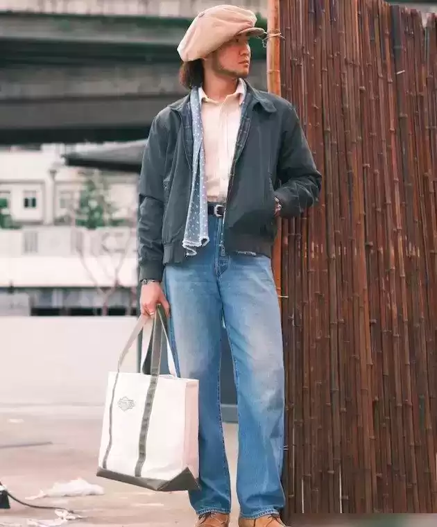 偏瘦男生穿衣搭配指南：夹克与牛仔裤的时尚法则