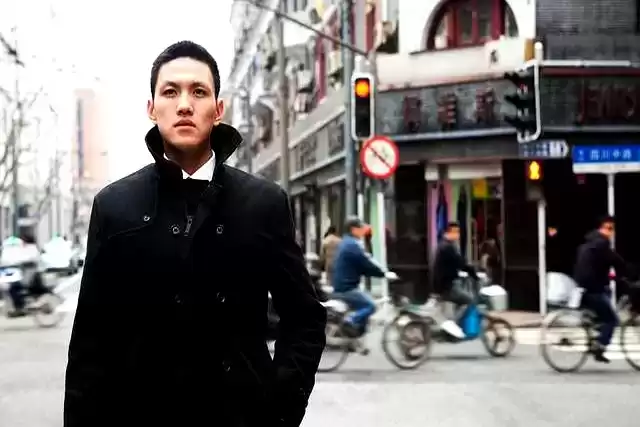 冬季男士穿搭必备：3款经典外套抗寒显高，通勤约会轻松驾驭