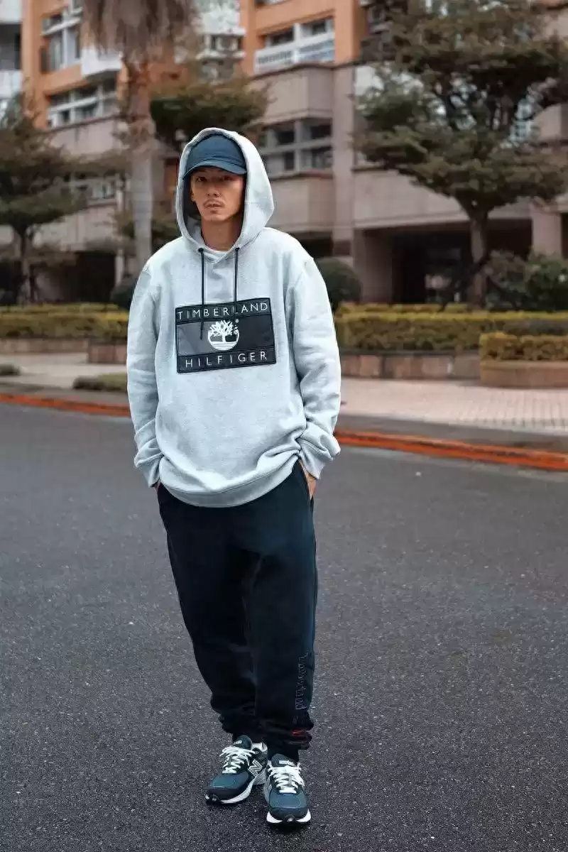 余文乐同款潮流：台湾博主Scott的简约穿搭解析