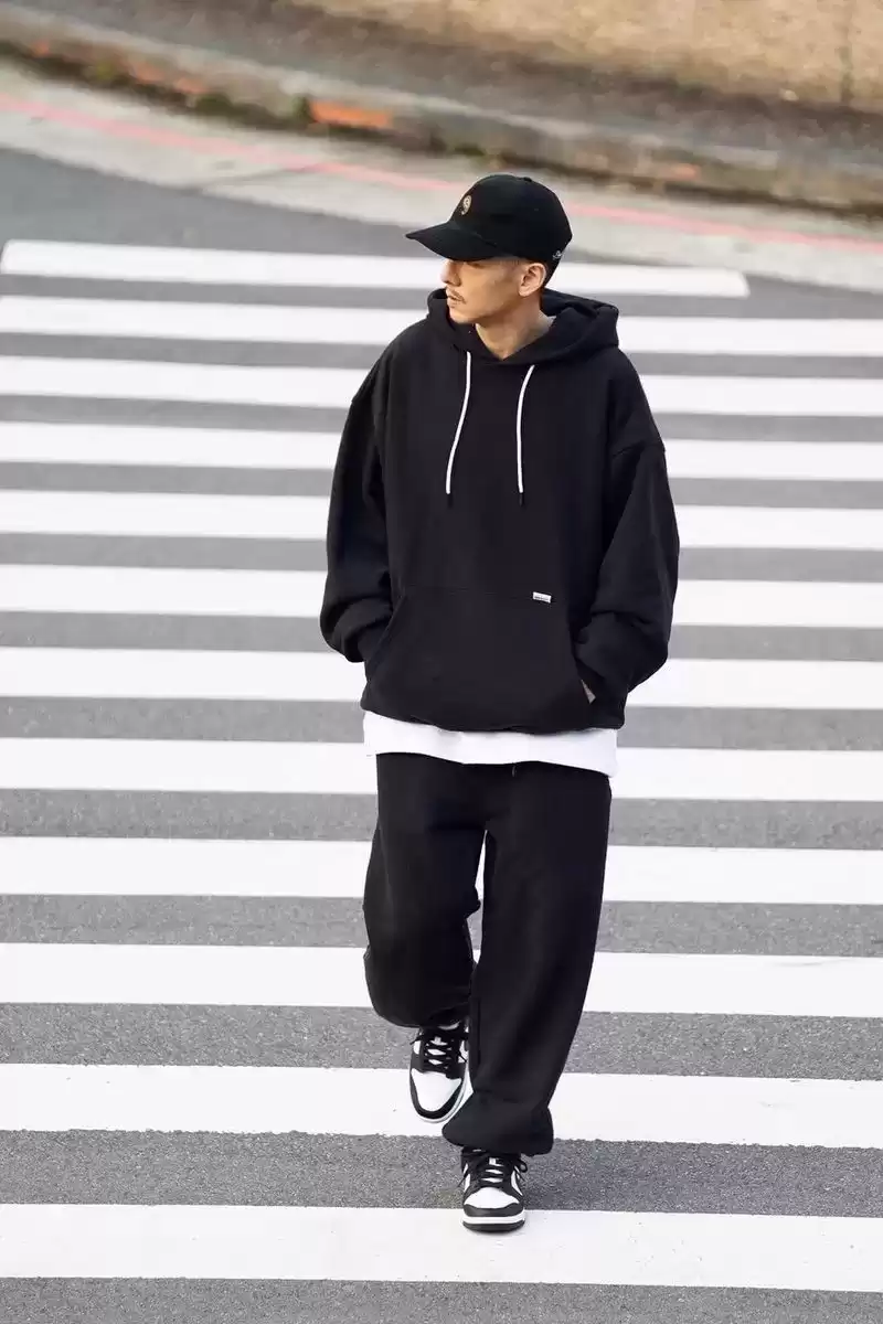 余文乐同款潮流：台湾博主Scott的简约穿搭解析