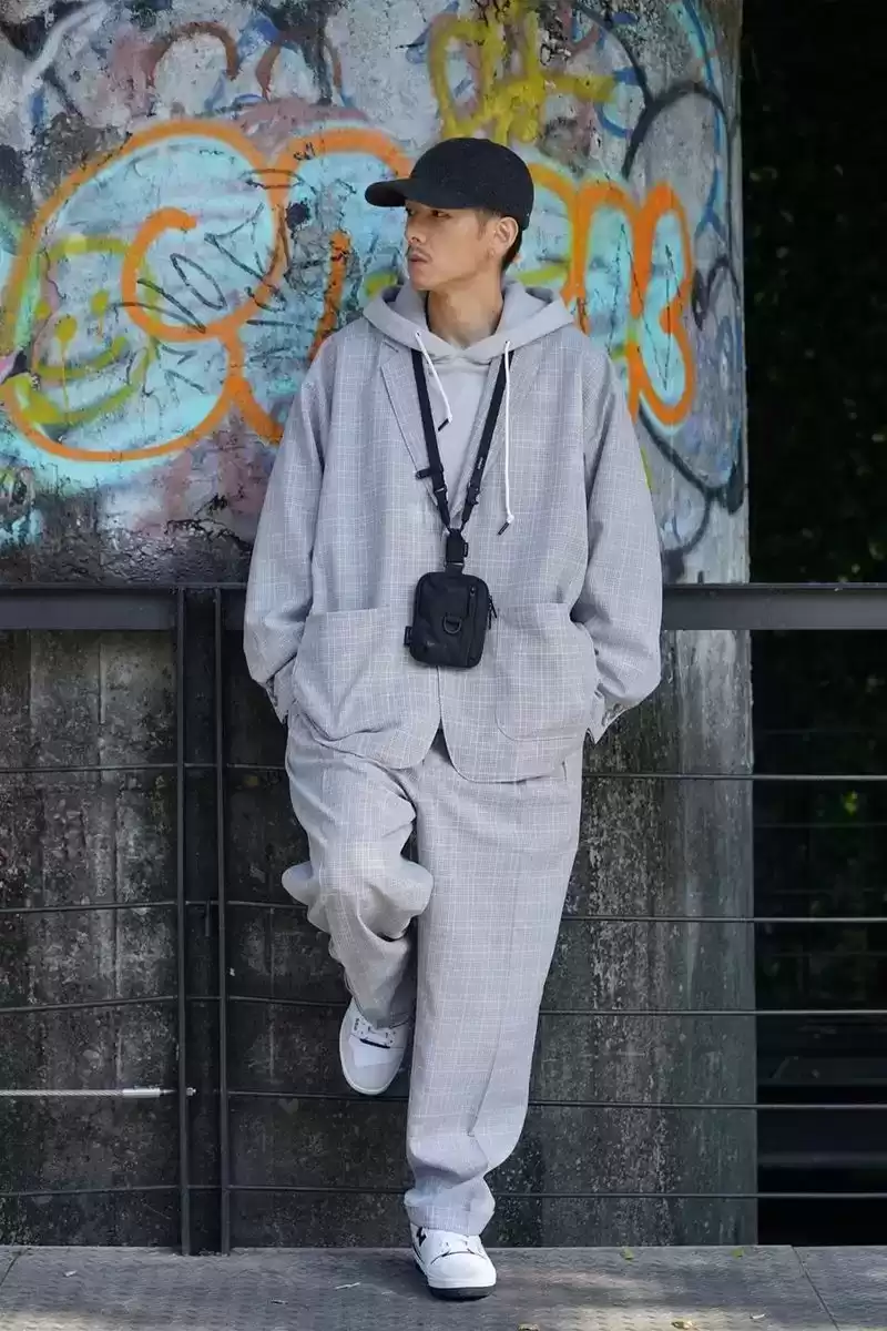 余文乐同款潮流：台湾博主Scott的简约穿搭解析