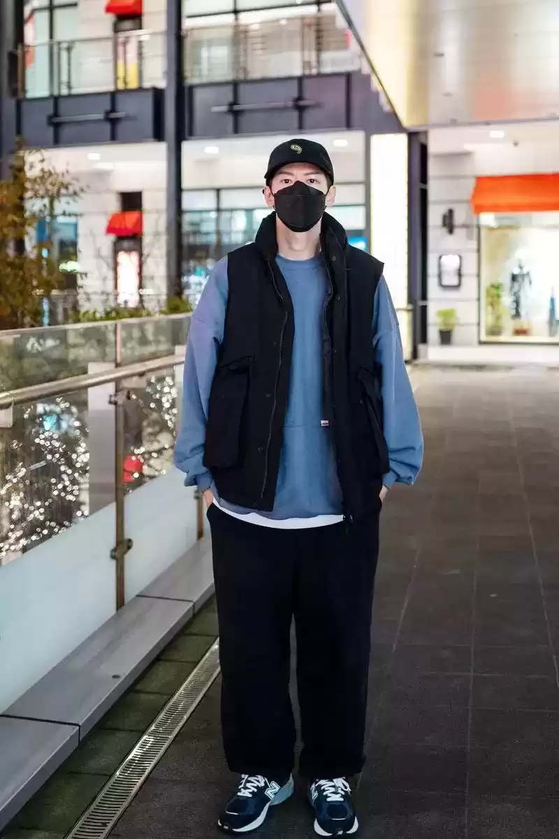 余文乐同款潮流：台湾博主Scott的简约穿搭解析