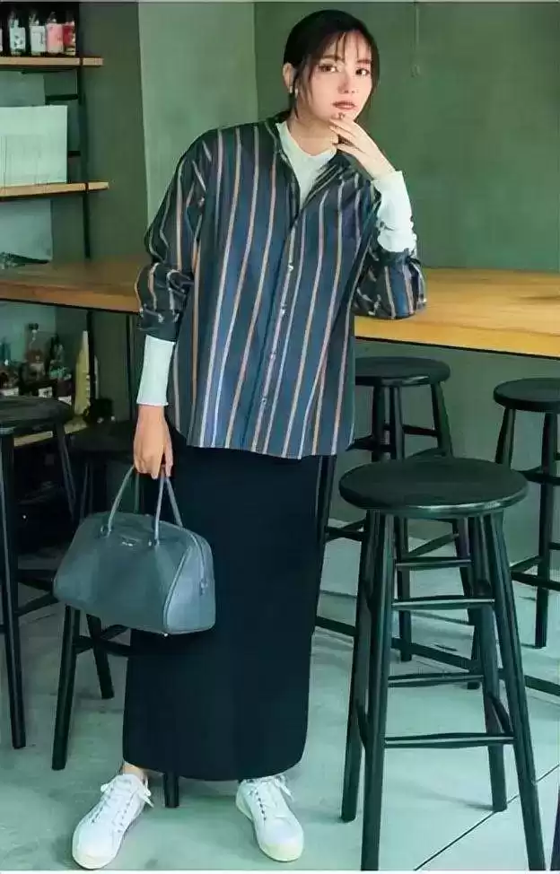 偏瘦女生穿衣搭配图 微胖女人穿衣宽松点好还是修身点好？知道这2个关键方能优雅大方