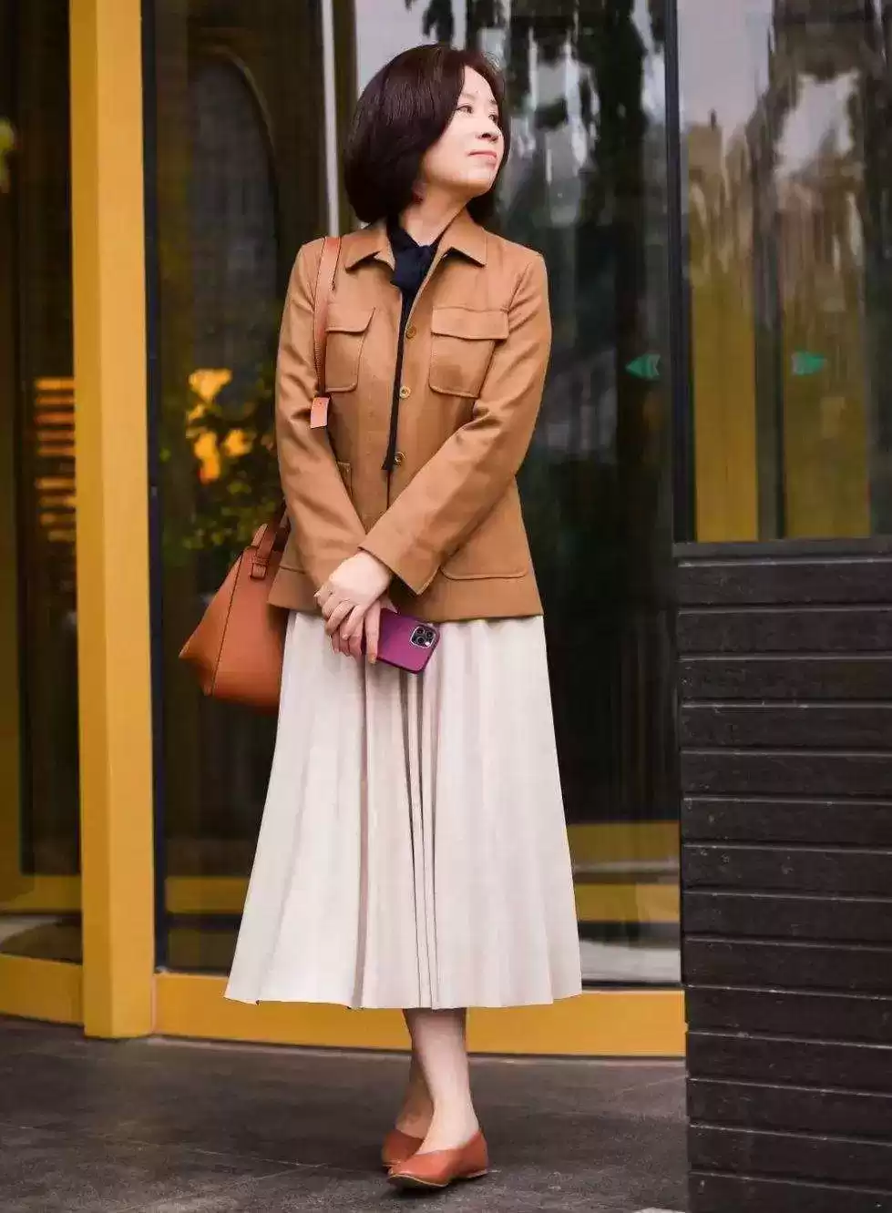 偏瘦女生穿衣搭配图 微胖女人穿衣宽松点好还是修身点好？知道这2个关键方能优雅大方