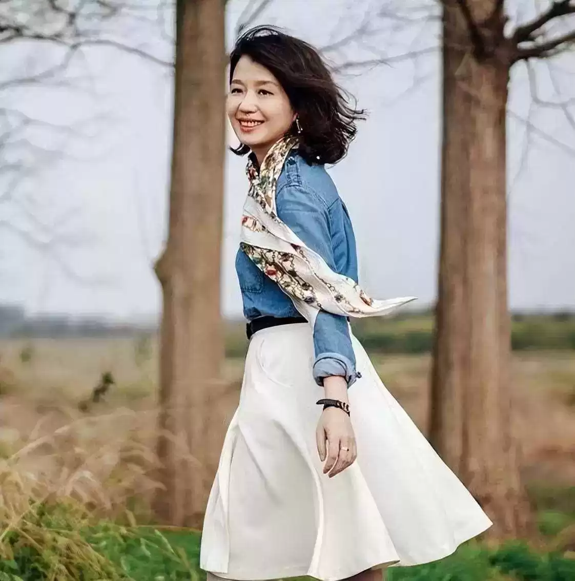 偏瘦女生穿衣搭配图 微胖女人穿衣宽松点好还是修身点好？知道这2个关键方能优雅大方