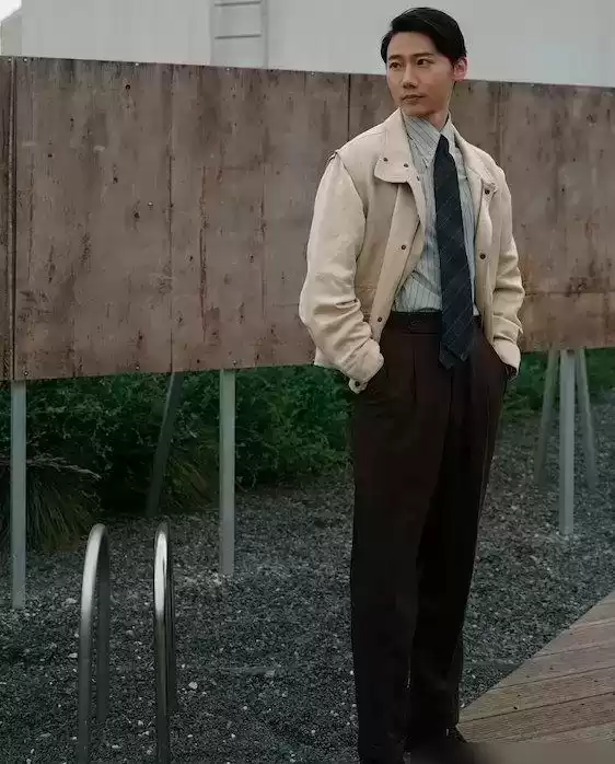 瘦男生穿衣搭配指南：今年最圈粉的夹克牛仔裤风格