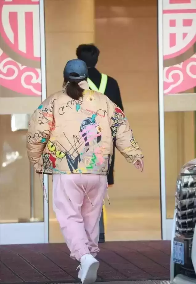 贾玲胖女孩冬季穿搭指南：棉服+束脚裤，显瘦时尚新潮流