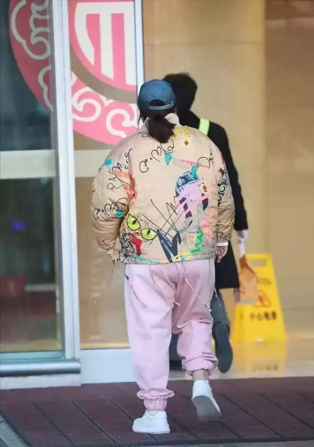 贾玲胖女孩冬季穿搭指南：棉服+束脚裤，显瘦时尚新潮流