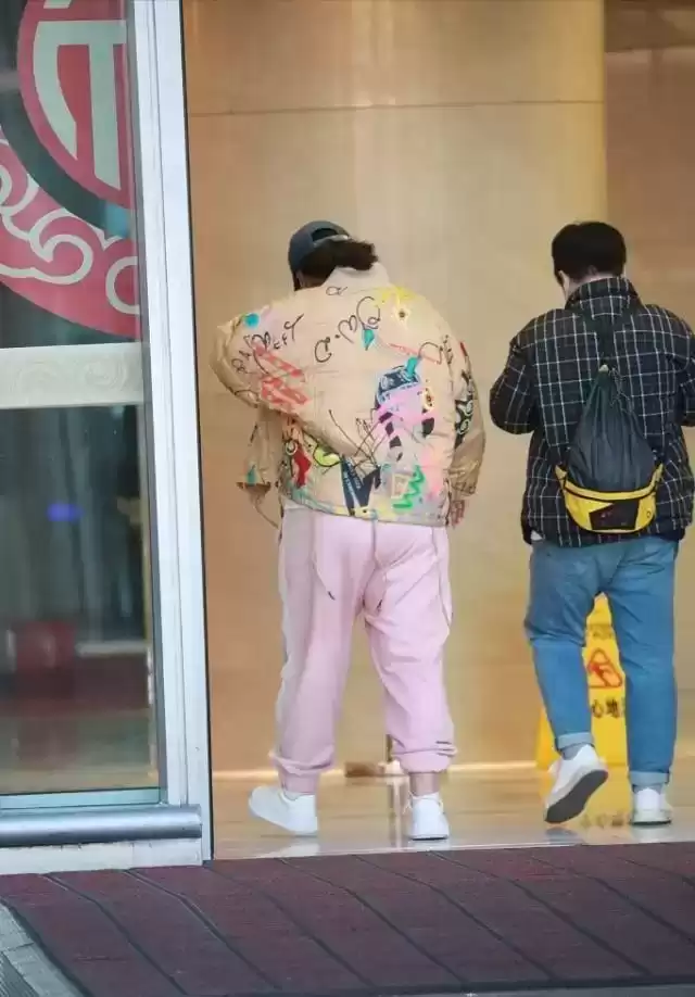 贾玲胖女孩冬季穿搭指南：棉服+束脚裤，显瘦时尚新潮流