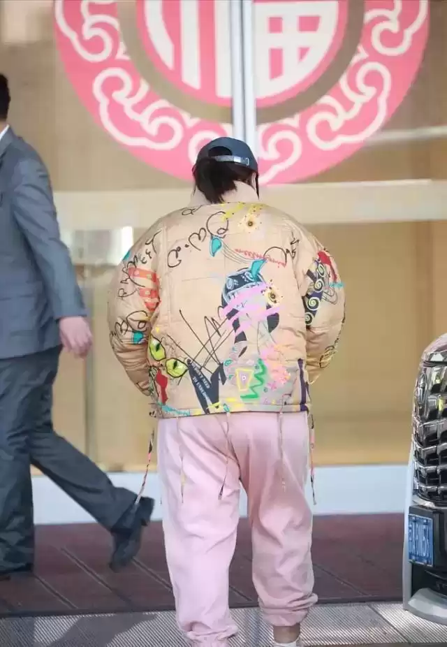 贾玲胖女孩冬季穿搭指南：棉服+束脚裤，显瘦时尚新潮流