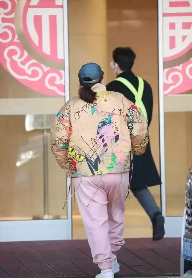 贾玲胖女孩冬季穿搭指南：棉服+束脚裤，显瘦时尚新潮流