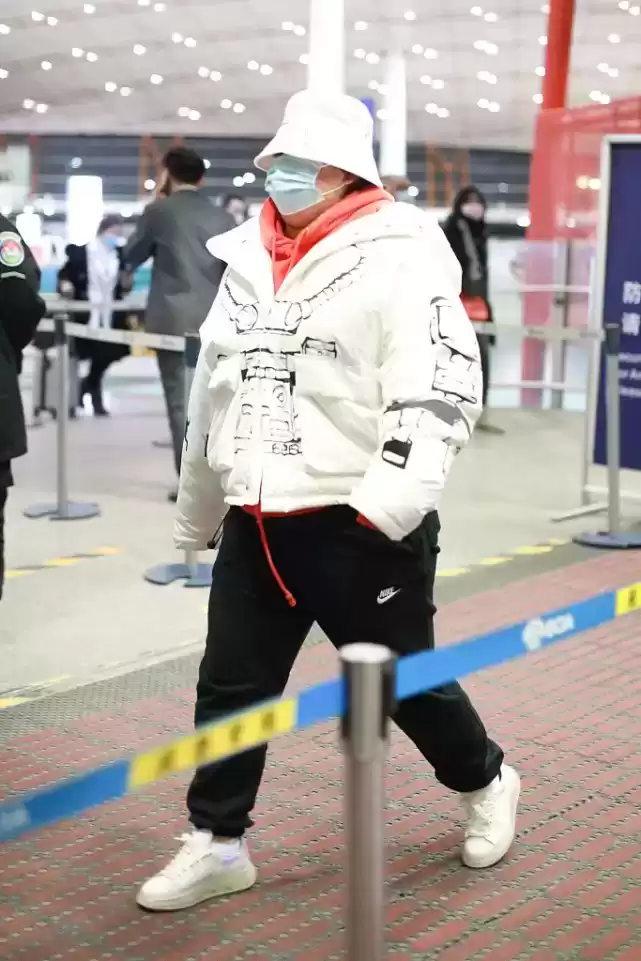 贾玲胖女孩冬季穿搭指南：棉服+束脚裤，显瘦时尚新潮流