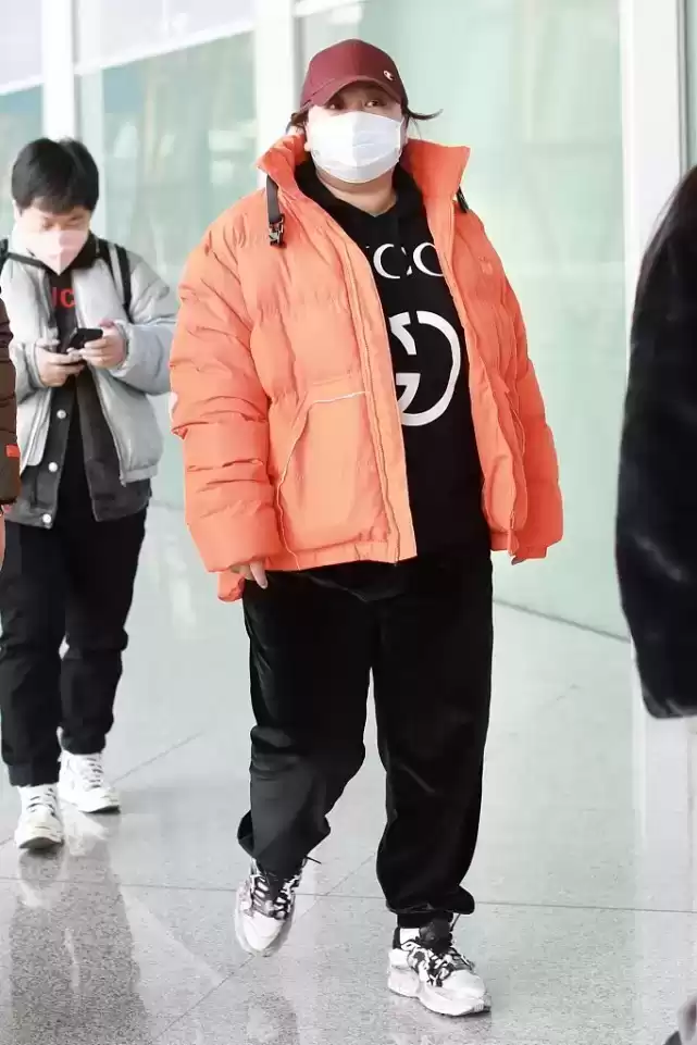 贾玲胖女孩冬季穿搭指南：棉服+束脚裤，显瘦时尚新潮流