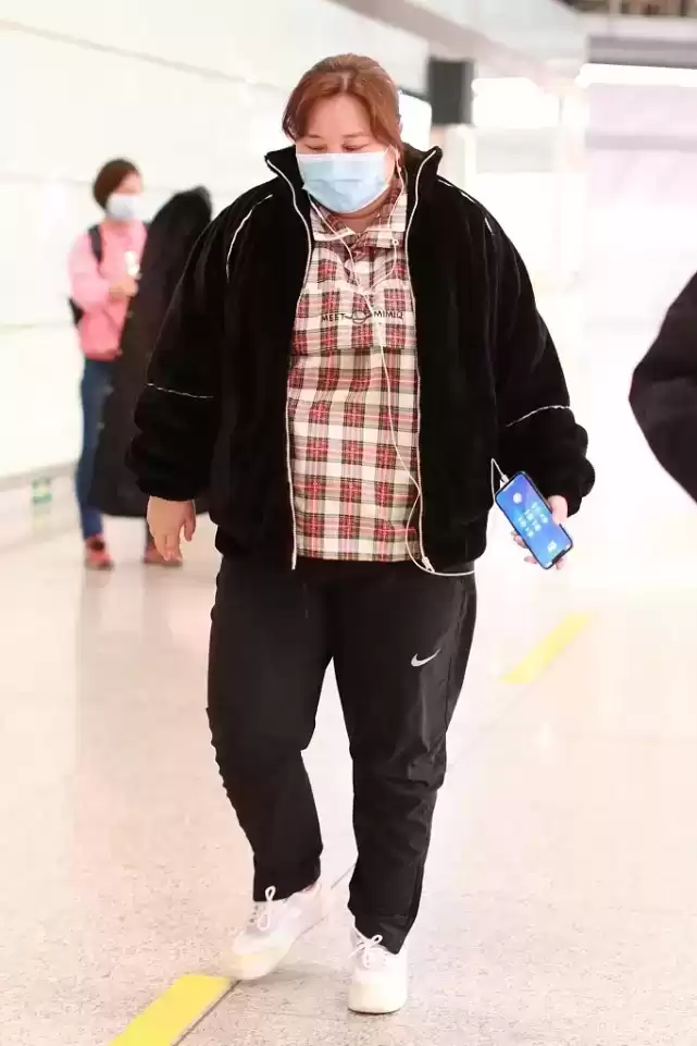 贾玲胖女孩冬季穿搭指南：棉服+束脚裤，显瘦时尚新潮流