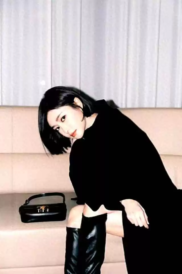 小个子腿粗穿衣搭配攻略：秦岚的大衣+短裙+长筒靴，显瘦显高又时髦