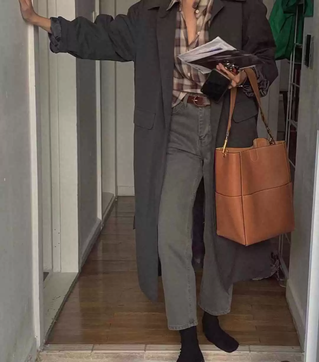 冷色系穿搭秘籍：用冷色调打造温暖秋日造型，时髦大方又高级