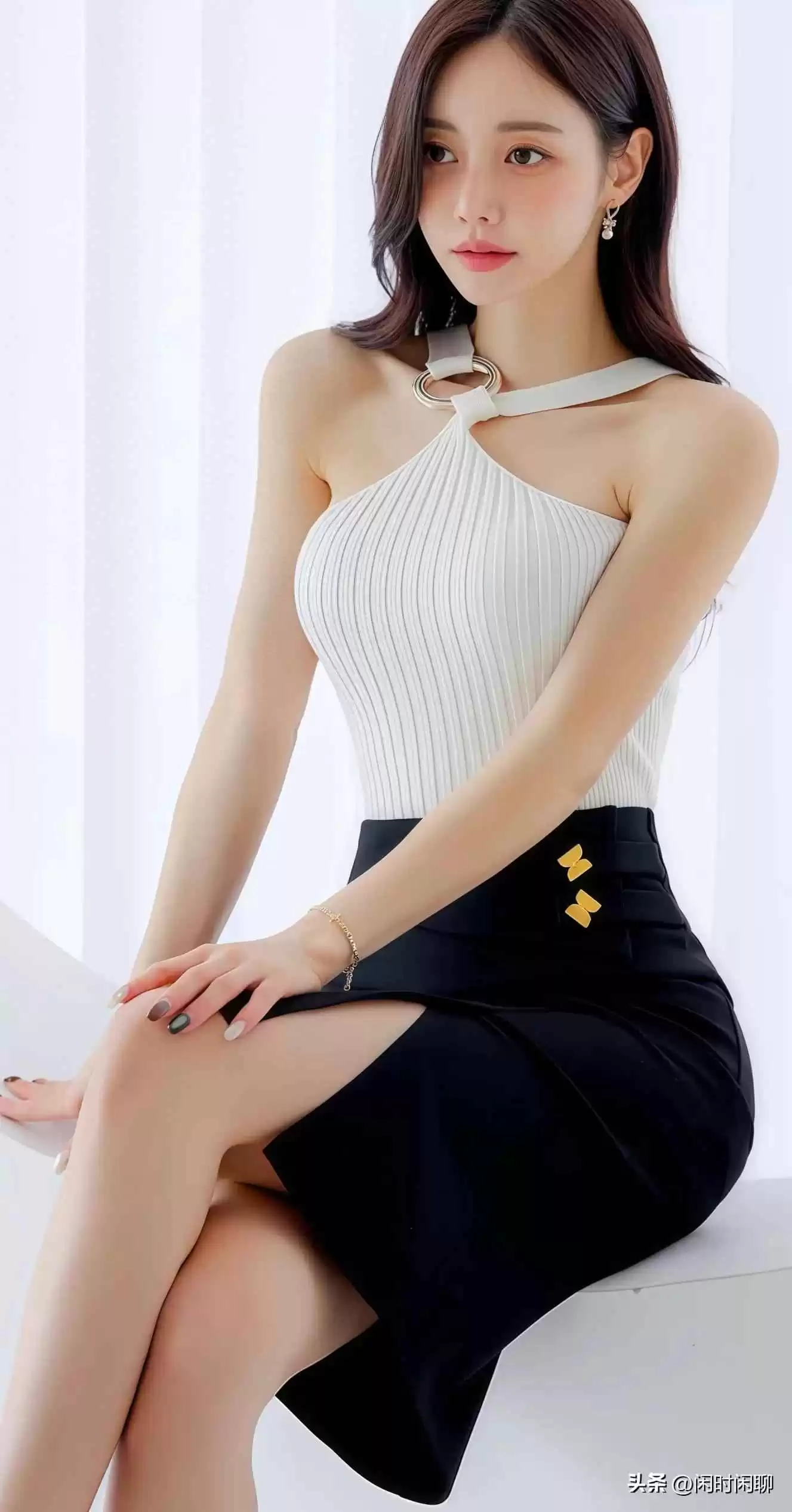 扣子搭配秘籍:挂脖上衣与高腰开衩裙的时尚组合,金色纽扣提升气质 扣子搭配秘籍:挂脖上衣与高腰开衩裙的时尚组合,金色纽扣提升气质