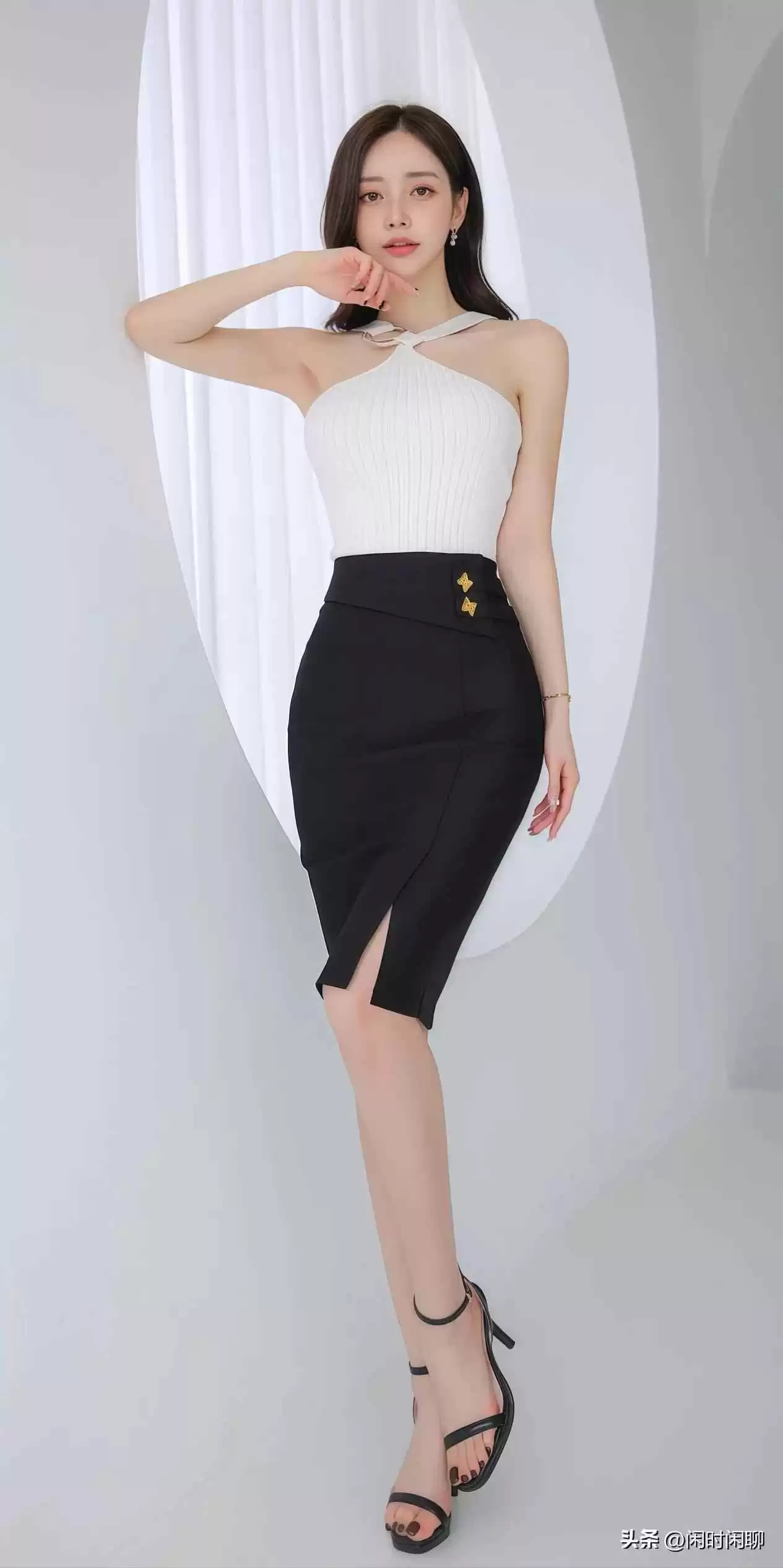 扣子搭配秘籍:挂脖上衣与高腰开衩裙的时尚组合,金色纽扣提升气质