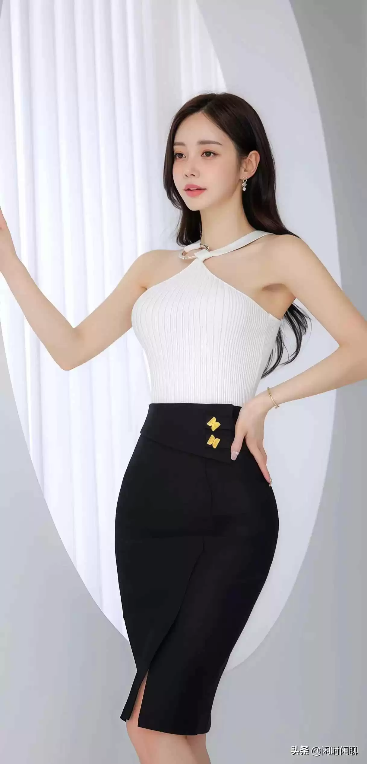 扣子搭配秘籍:挂脖上衣与高腰开衩裙的时尚组合,金色纽扣提升气质