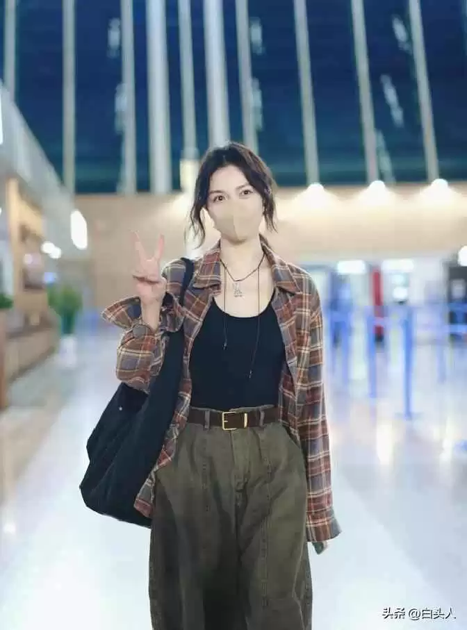 秋冬弯刀裤穿搭秘籍:胯宽腿粗隐形术,百搭时髦超简单